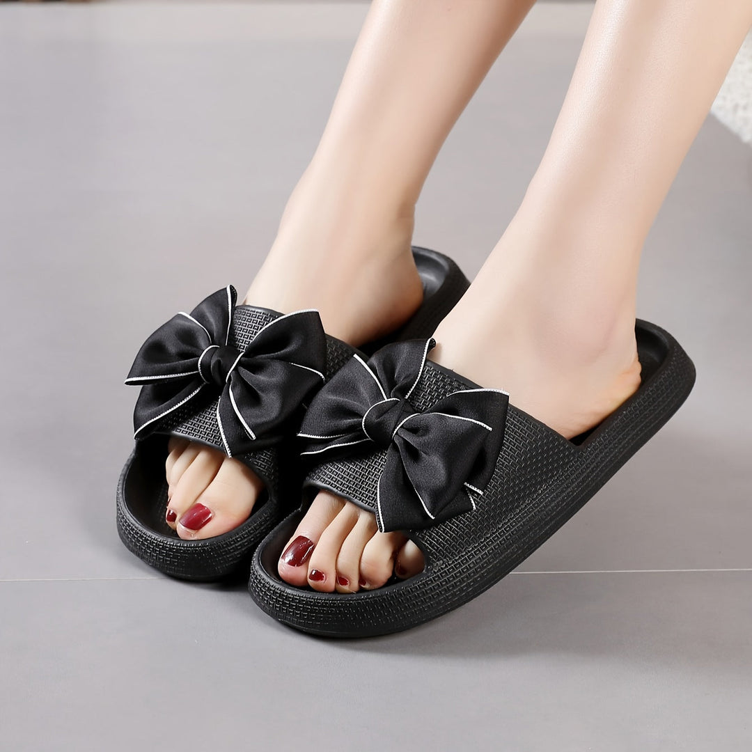Verspielte Damen Slide Sandalen mit großer Schleife, ein modisches Highlight für Freizeit & Pool.