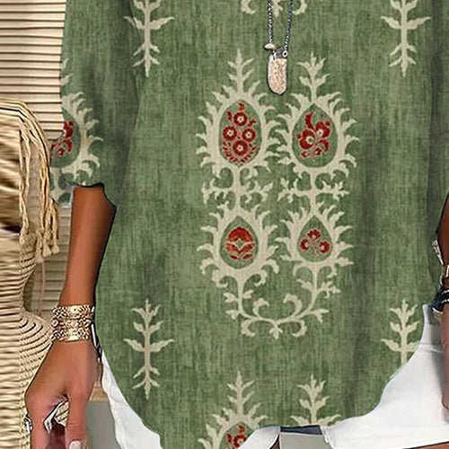 Modisches grünes Damen Shirt mit V-Ausschnitt, 3/4-Ärmeln und auffälligem Print. Vielseitige Damenbekleidung.