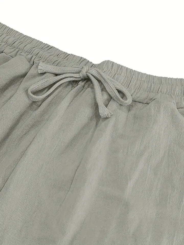 Dunkelblaue elegante Herren Freizeithose. Locker, bequem, atmungsaktiv – ideal für Sommer.