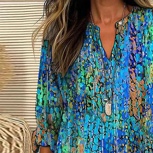 Modisches Damen Langarmshirt in Grün mit V-Ausschnitt & trendigem Print. Ein elegantes Freizeitoberteil für Casual Looks.
