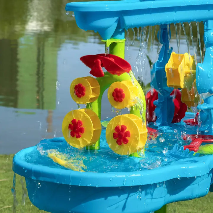 Interaktiver Wasserspieltisch mit Spielzeugen, Schaufeln & Wasserfall für endlosen Spielspaß für Kinder.