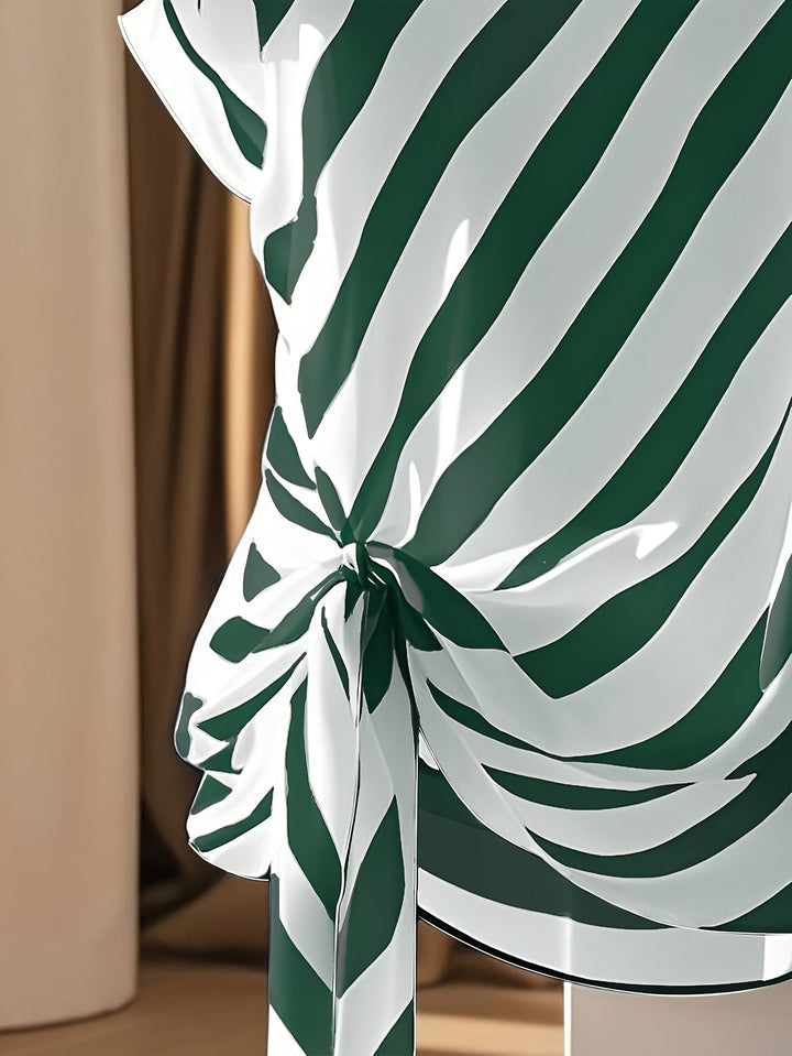 Trendige Damen Festival Bluse mit bunten Mustern und Knoten. Perfekt für ein entspanntes Sommer-Outfit.