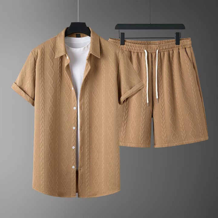 Komfortables Frühlings-Set für Herren: Shorts und passendes T-Shirt, perfekt für die Freizeit.