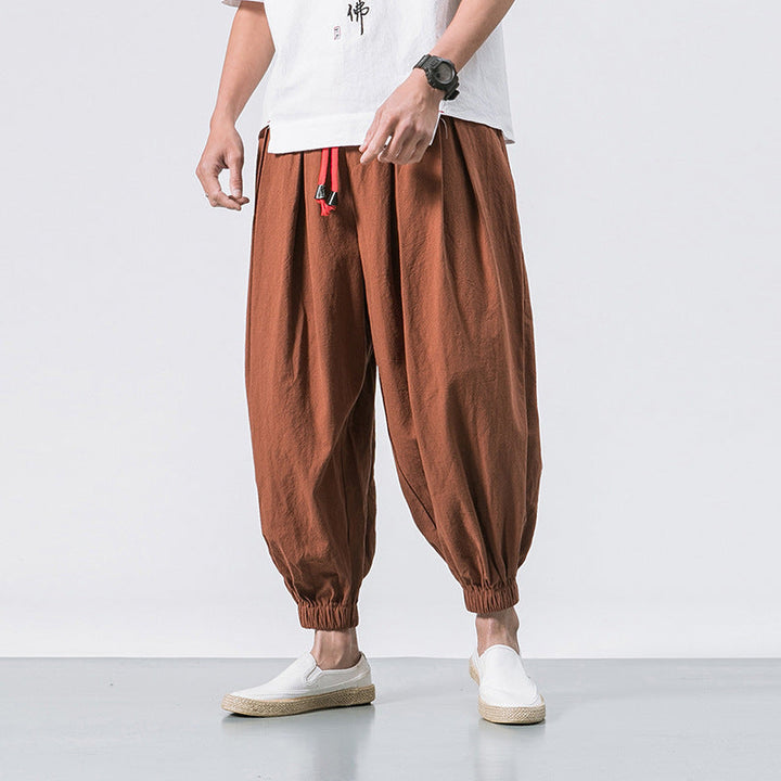 Modische Herren Haremshose von der Seite, zeigt weiten Schnitt und lockere Passform für Streetwear-Look.