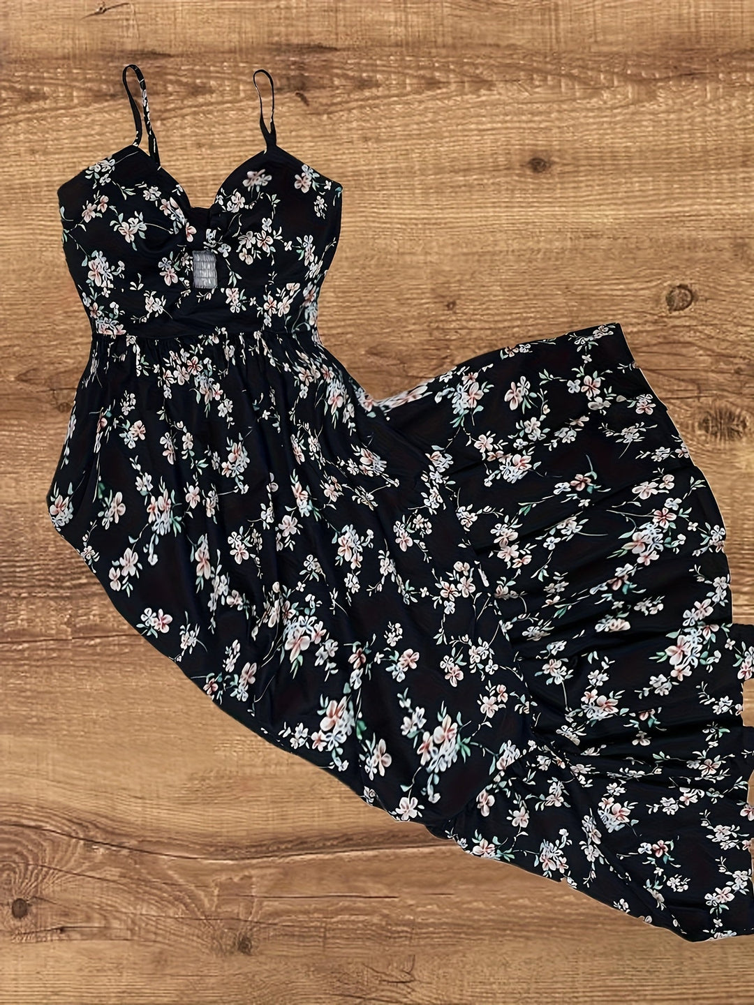 Langes rotes Maxikleid für Damen, mit weißen Punkten und Volants, ideal für Sommerabende.