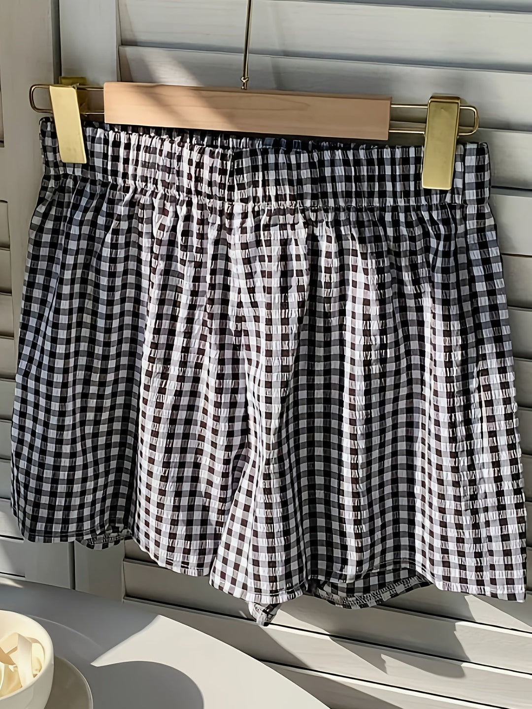 Seitenansicht der gestreiften Damen Shorts. Elegante Freizeit-Shorts, perfekt für sommerliche Aktivitäten.