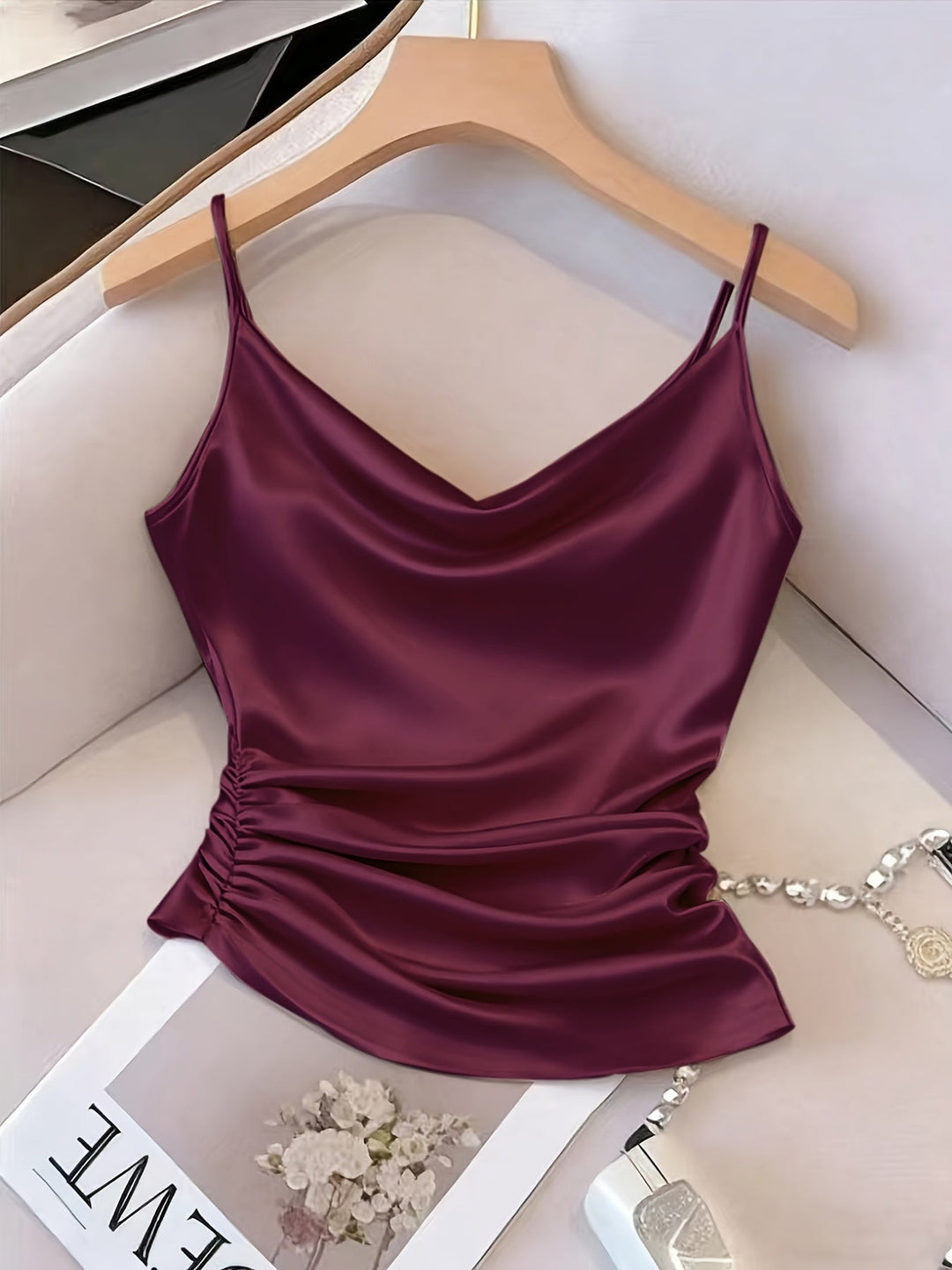 Damen Abendmode Top: Luxuriöses Camisole mit fließendem Wasserfallausschnitt, stilvoll & vielseitig.
