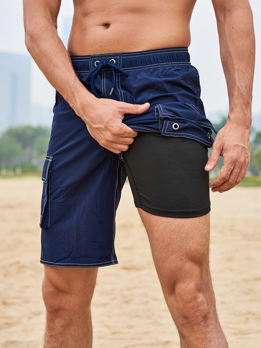 Bequeme Herren Bade- & Sports-Bermuda mit Innenhose, ideal für Strand und aktive Sommer-Momente.