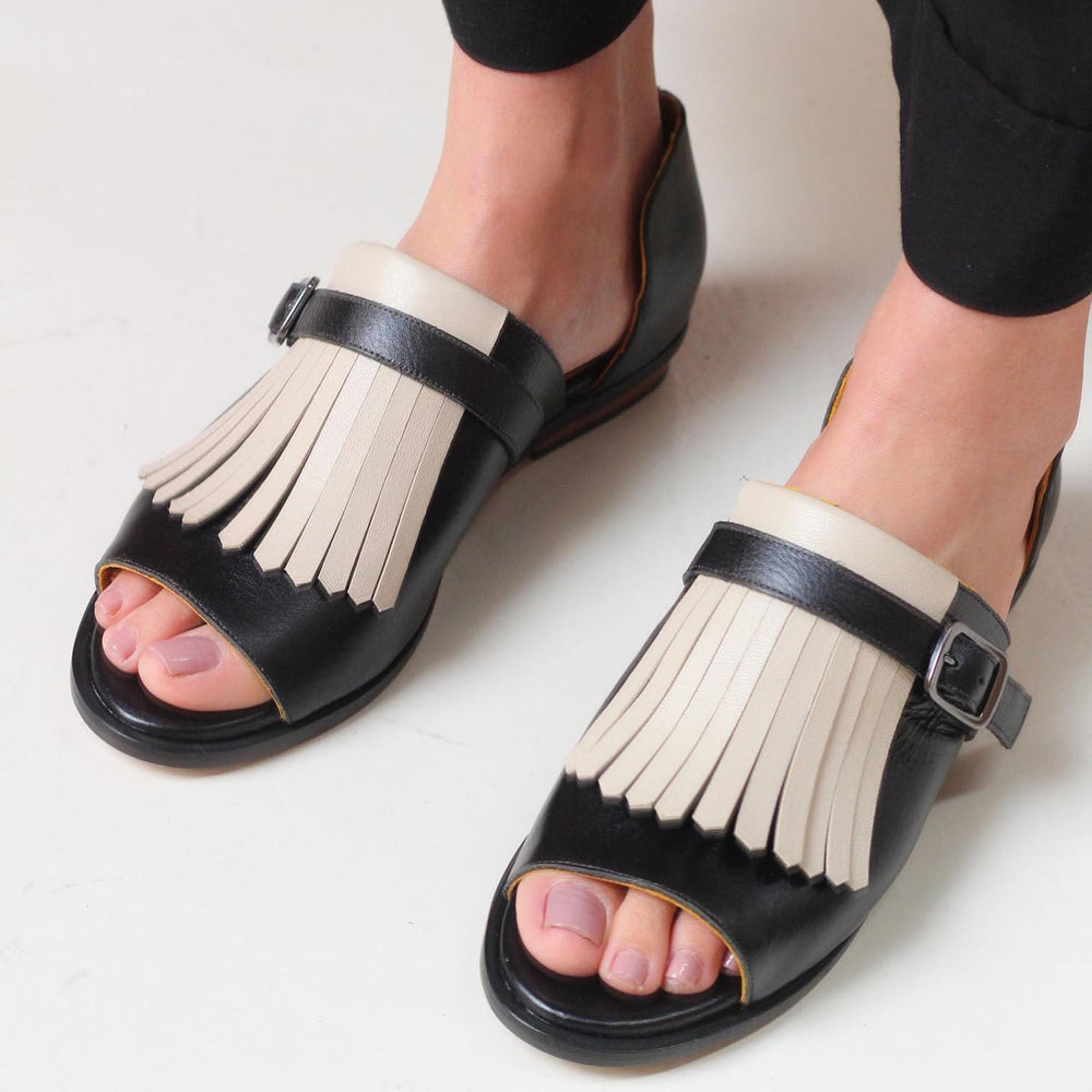 Elegante schwarze Damen Fransen Sandalen zum Reinschlüpfen, modisch & bequem. Perfekte Sommerschuhe.