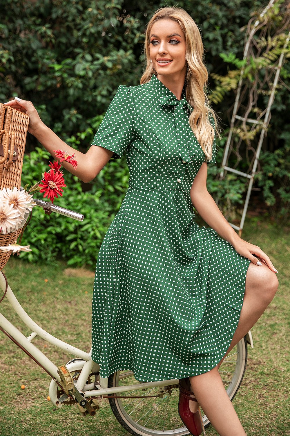 Chices grünes Polka-Dot Damen A-Linien Midi-Kleid mit Kurzarm. Ideales Vintage Party- oder Sommerkleid.