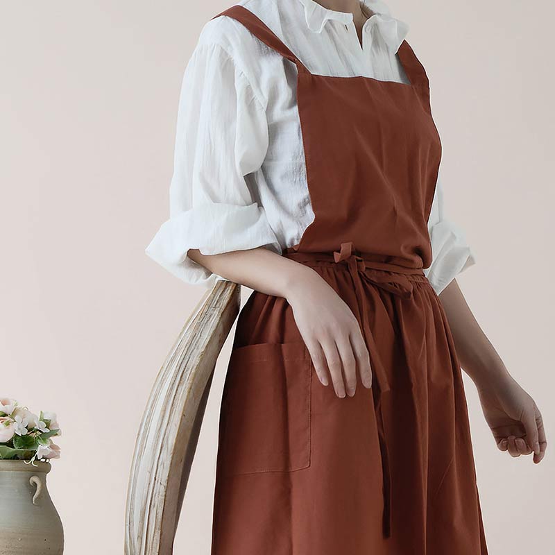 Bequeme Kochschürze aus Baumwolle mit verstellbarem Halsband, ideal für alle Körpergrößen.