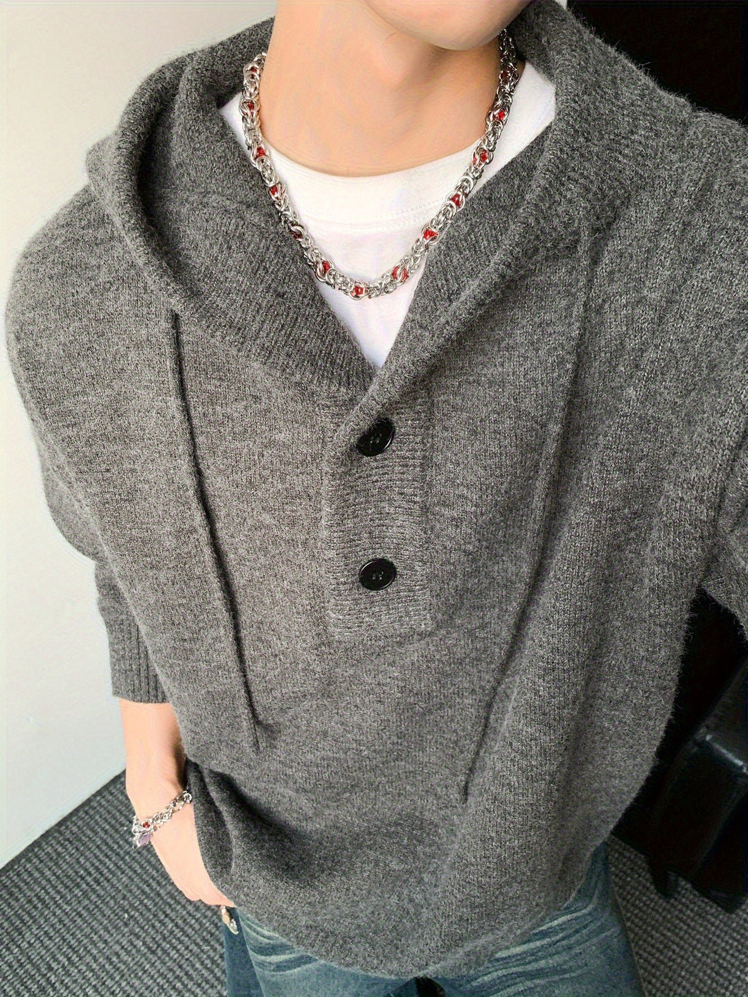 Moderner dunkelgrauer Herren Strick Hoodie, Kapuzenpullover mit Knopfverschluss, warme Männermode.