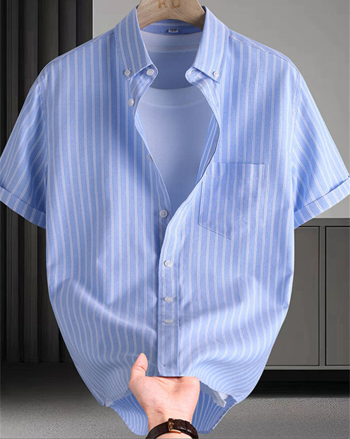 Bequemes Herren Kurzarm Hemd mit Streifenmuster. Perfektes Sommerhemd für Casual & Smart Casual Looks.