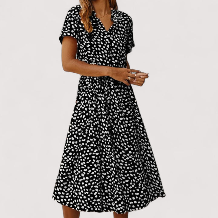 Sommerliches Damen Musterkleid, locker und bequem, perfekt für heiße Tage.