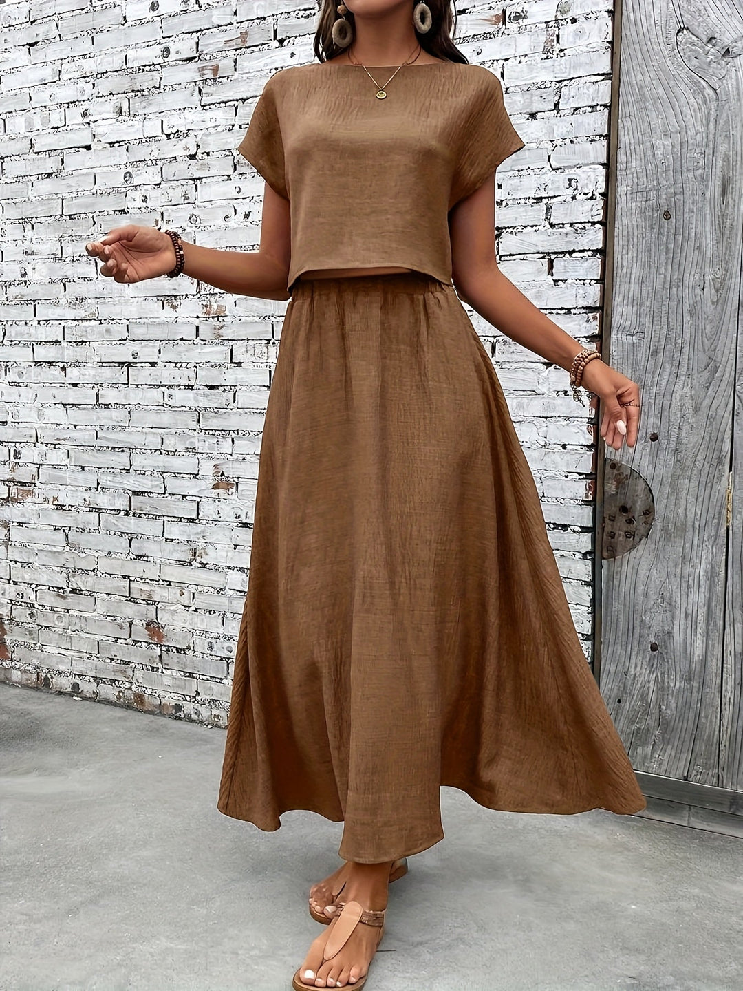 Damenmode: Zweiteiler Set mit Crop Top & Maxirock. Eleganter Sommer-Look für moderne Frauen.