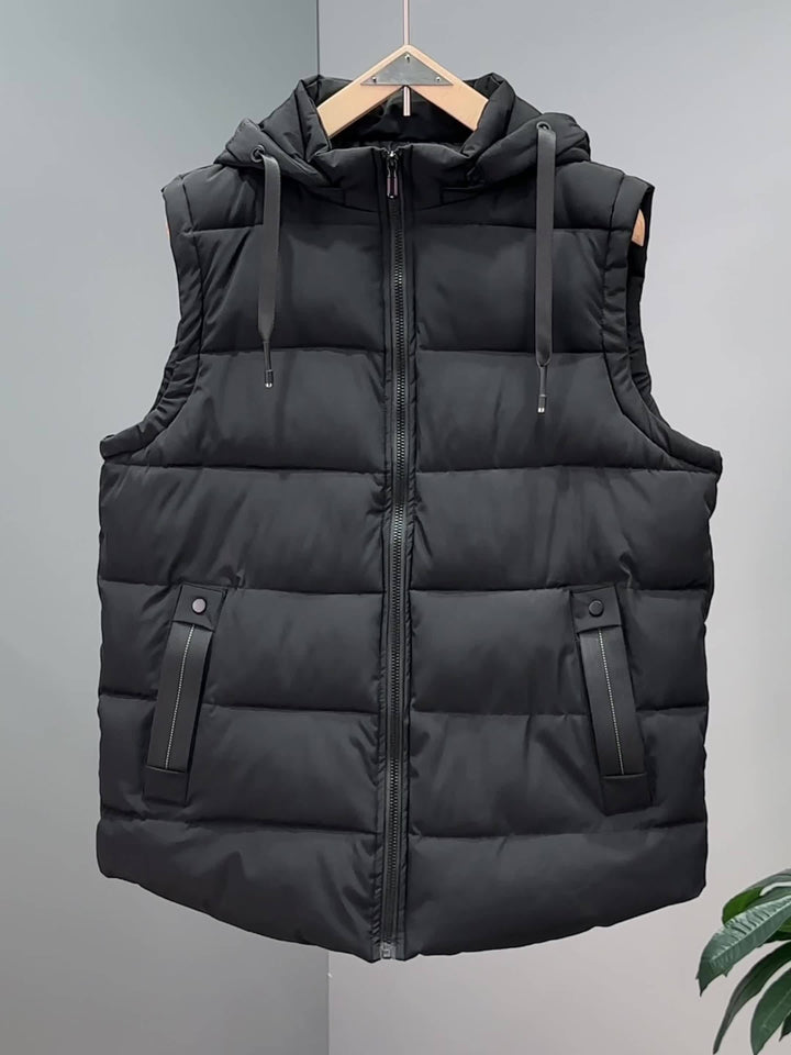 Rote, moderne Herren Steppweste mit Kapuze, perfekt als Übergangsjacke. Gepolstert & komfortabel.