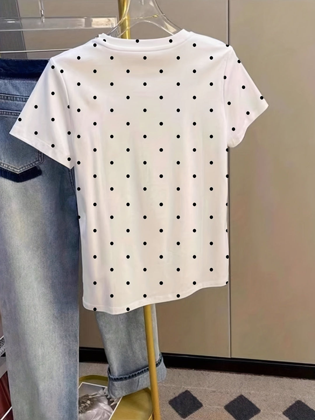 Lässiges Damen Freizeitshirt mit weißen Polka Dots, perfekt für einen entspannten Sommerlook.