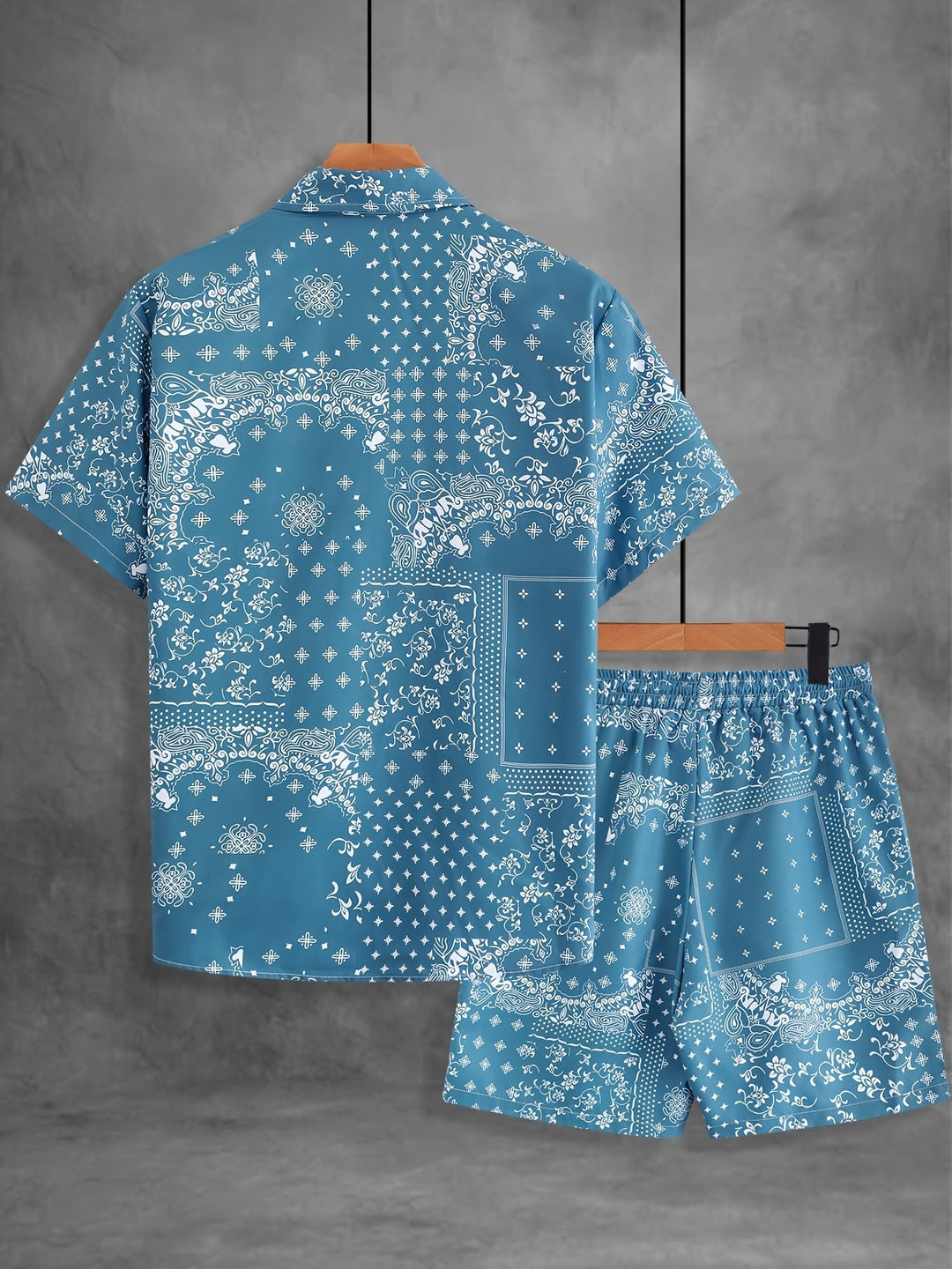 Stilvolles Herren Sommer Freizeit Set mit Bandana-Print, Kurzarmhemd & Shorts, für lässige Eleganz im Sommer.
