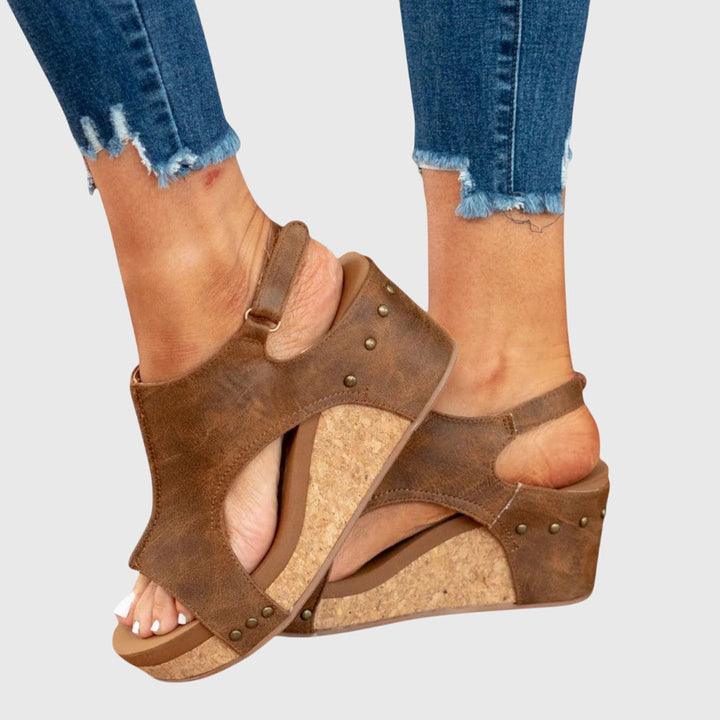 Bequeme flache Damensandalen mit offener Zehenpartie für den Sommer.