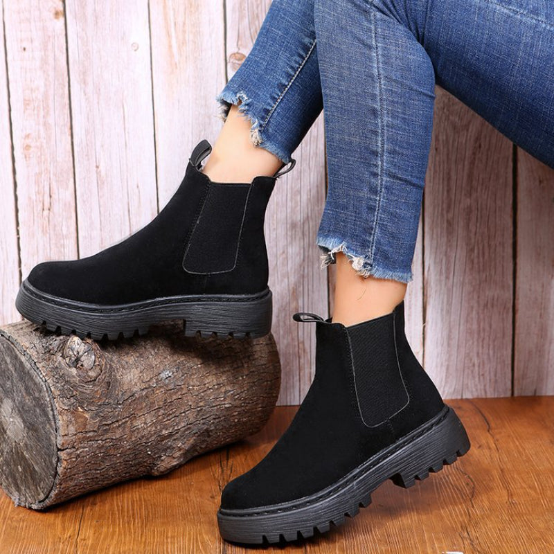 Stilvolle Damen Plateau-Stiefeletten mit chunky Sohle und Rundspitze, perfekt für modische Herbst-Looks.