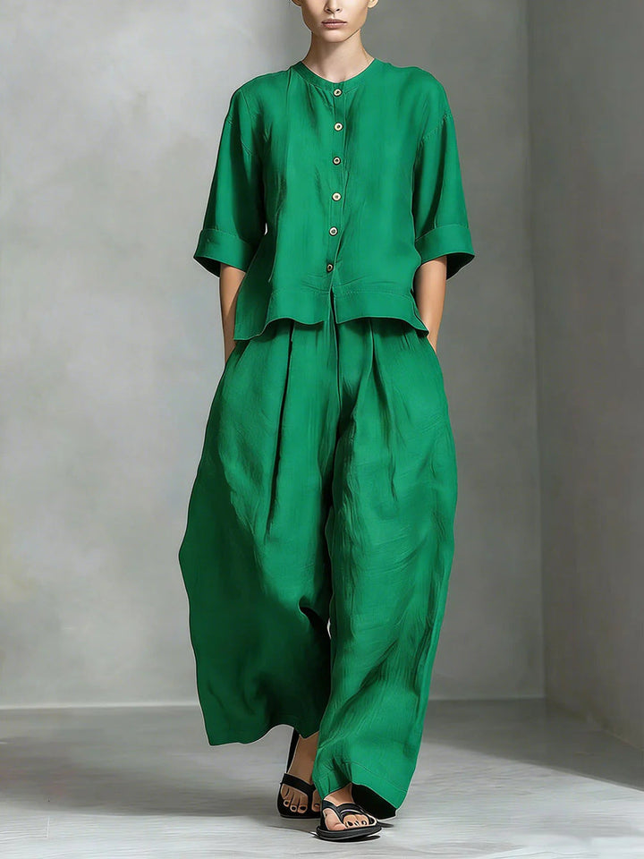 Bequemer Damen Anzug in Rosa. Eleganter Zweiteiler mit lockerer Bluse & langer Hose für Frauenmode.
