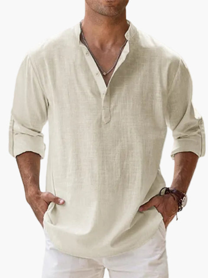 Stilvolles schwarzes Herren Henley Hemd, Details der Knopfleiste und Krempelärmel für Sommerlooks.
