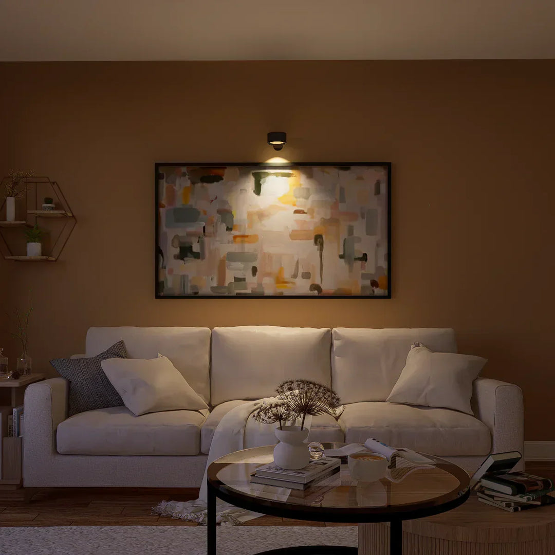 Kabellose dimmbare LED-Wandlampe, modernes Design, flexible Ausrichtung.