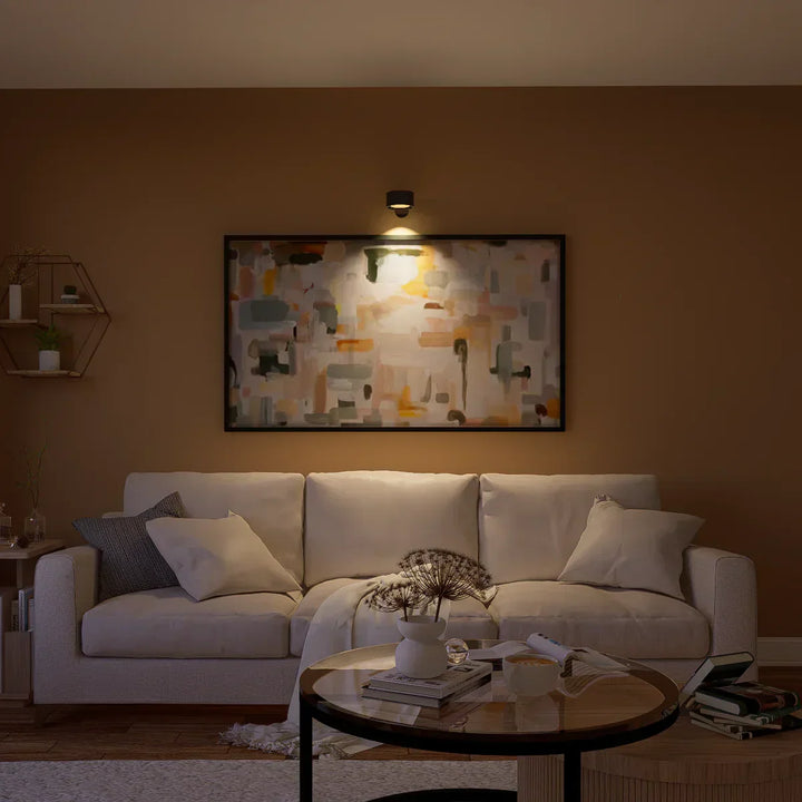 Kabellose dimmbare LED-Wandlampe, modernes Design, flexible Ausrichtung.