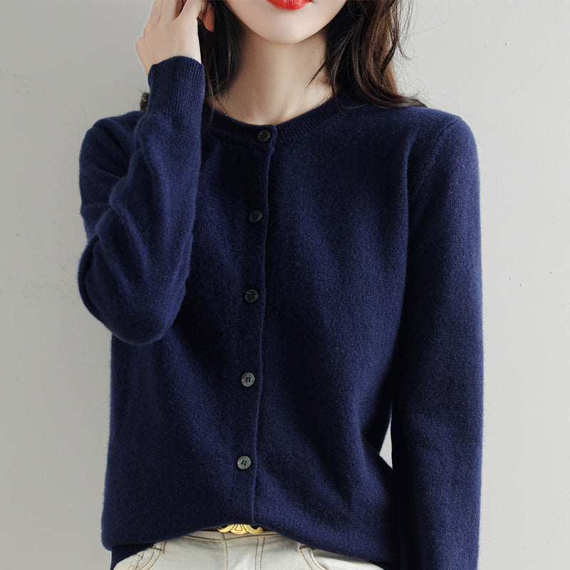 Graue Damen Strickjacke, lockere Passform, mit V-Ausschnitt und Knöpfen. Perfekt für kühle Abende.