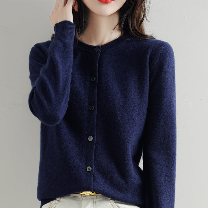 Graue Damen Strickjacke, lockere Passform, mit V-Ausschnitt und Knöpfen. Perfekt für kühle Abende.