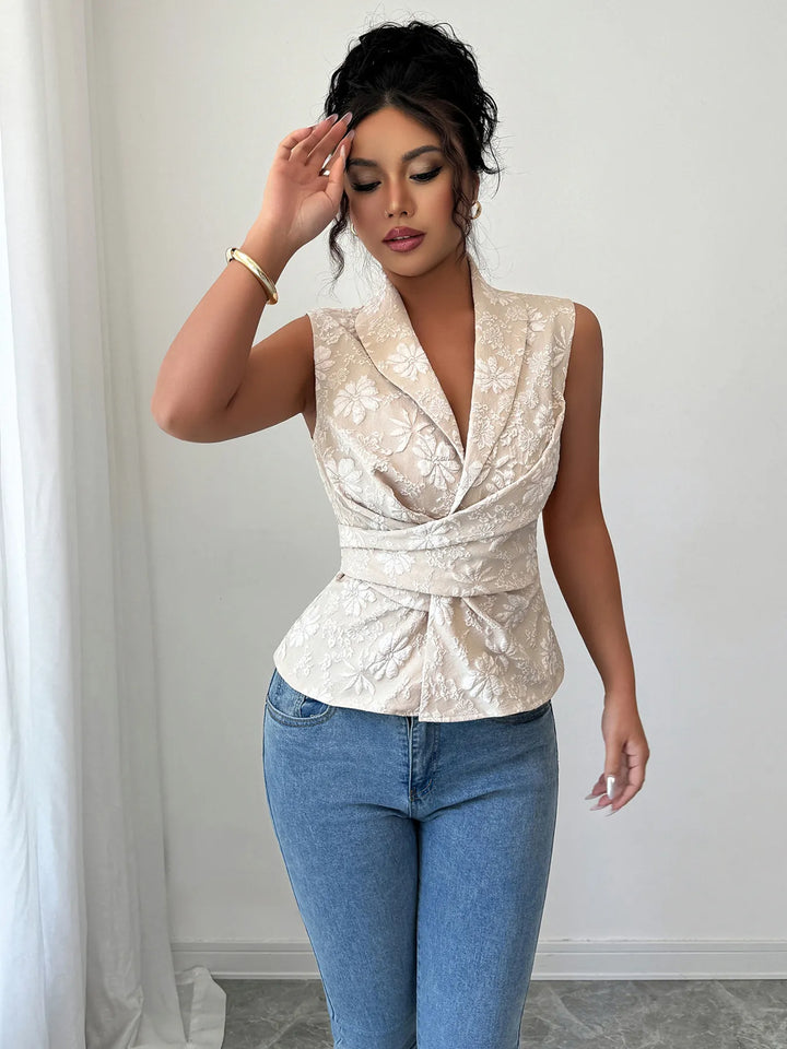 Nahaufnahme des ärmellosen Aprikosen-Damen Tops mit detailliertem, fließendem Blumenmuster und zarten Rüschen.