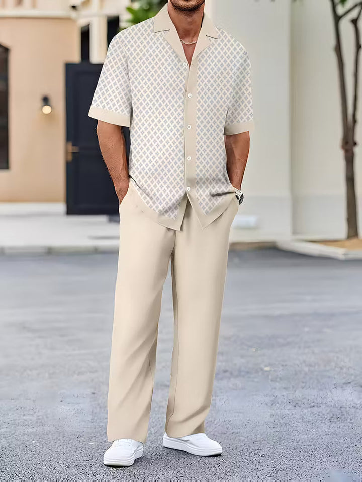 Locker geschnittener Herren Zweiteiler mit geometrischem Muster für den Sommer, atmungsaktiv & stylish.