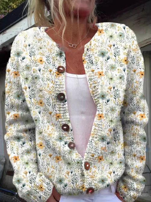 Rückenansicht der langärmligen, gemusterten Damen Strickjacke. Modischer Cardigan mit bequemem Tragekomfort.