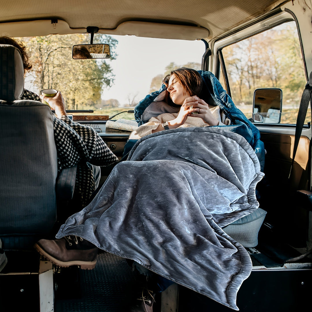 Unisex elektrische 12V Wärmedecke in Grau, gefaltet, bereit für den nächsten Roadtrip oder Lkw-Einsatz.