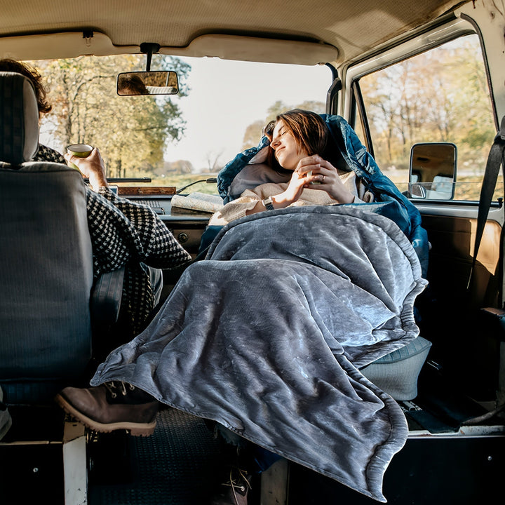 Unisex elektrische 12V Wärmedecke in Grau, gefaltet, bereit für den nächsten Roadtrip oder Lkw-Einsatz.