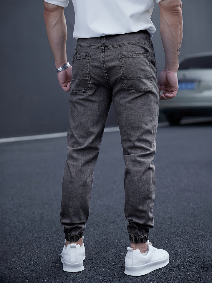 Moderne Herrenmode: Cargohose Tapered Fit, elastischer Bund; ideal für entspannten urbanen Style.
