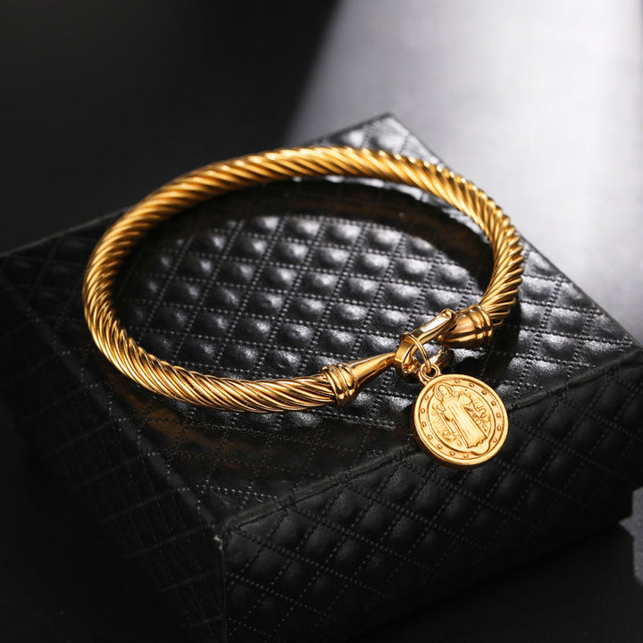 Modernes Damen Schutzarmband mit Benediktusmedaille, ideal als spirituelles Geschenk in Gold-Silber-Optik.