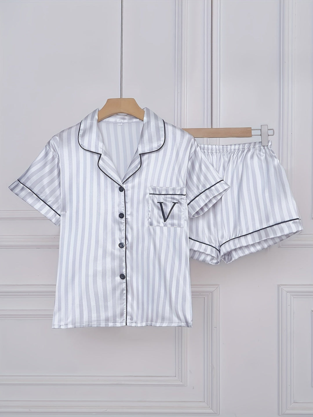 Frau trägt gestreiftes Damen Kurzarm Pyjama Set, entspannt; perfekter Hausanzug und bequeme Loungewear.