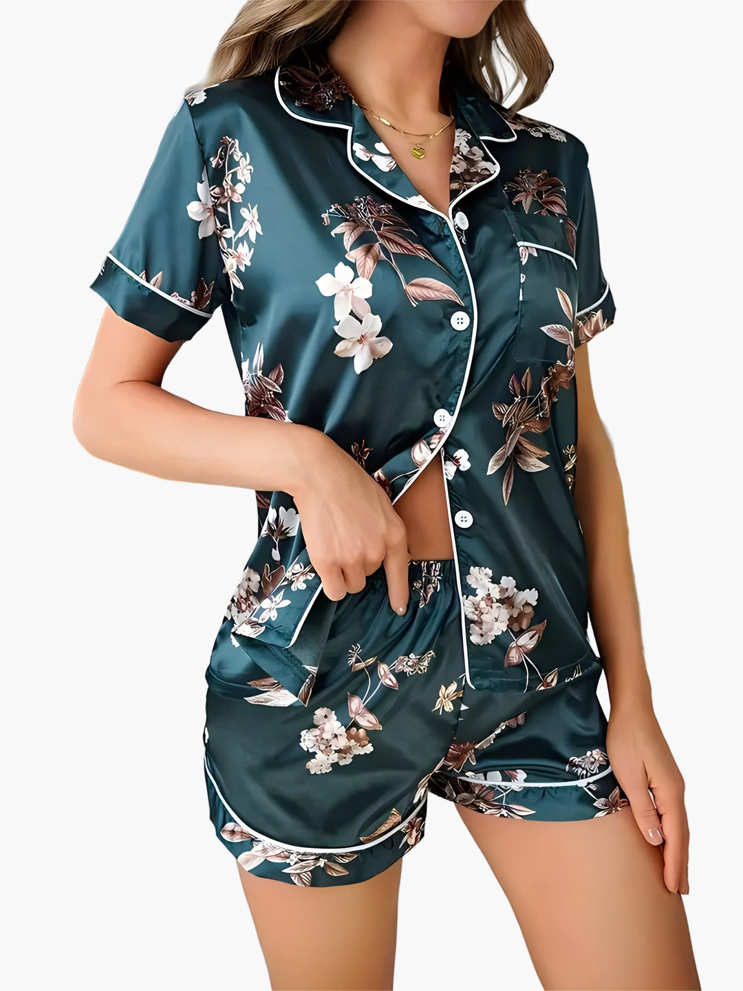 Stilvoller Damen Hausanzug mit floralem Print. Bequemer Kurzarm-Schlafanzug mit kurzer Hose für warme Nächte.