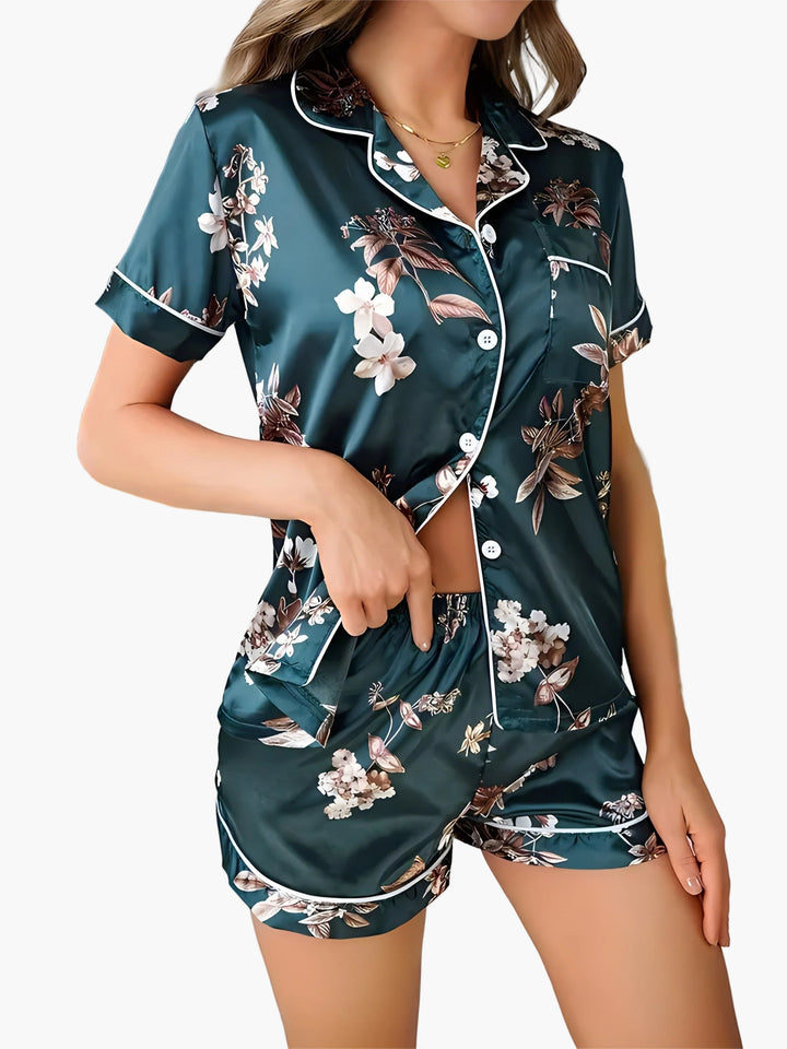 Stilvoller Damen Hausanzug mit floralem Print. Bequemer Kurzarm-Schlafanzug mit kurzer Hose für warme Nächte.