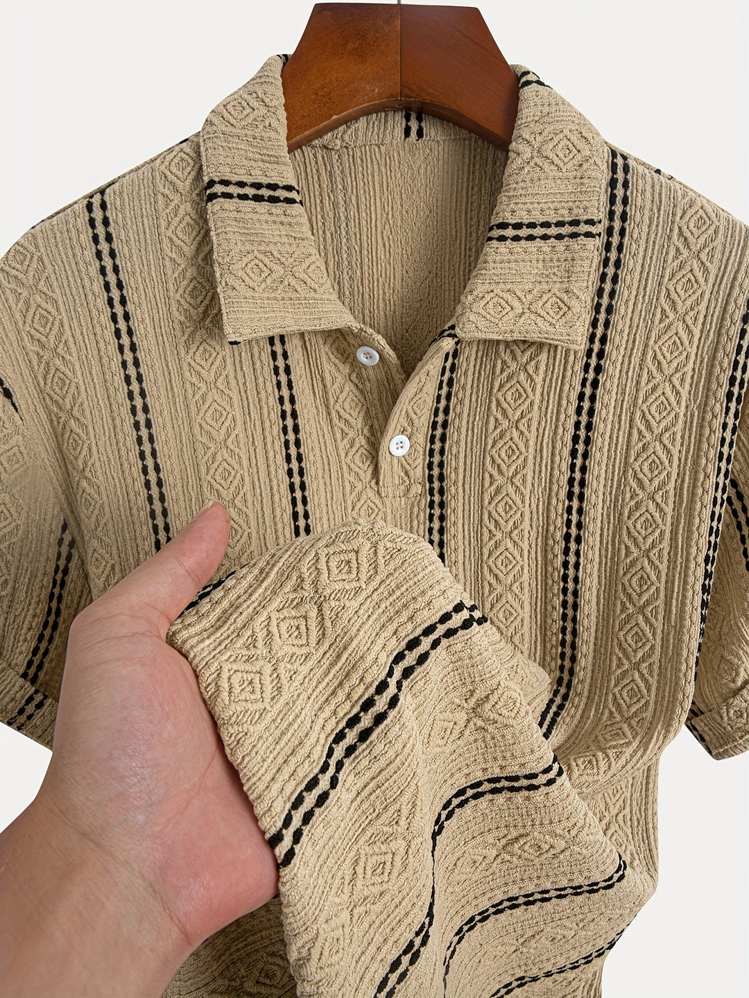 Elegantes Herren Poloshirt in Camel-Weiß gestreift, passend für einen smarten Freizeit-Look.