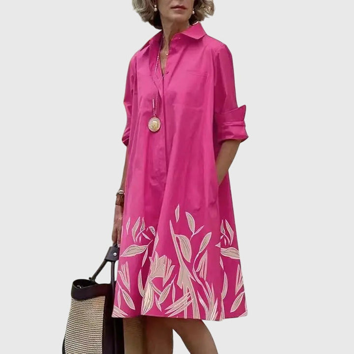 Detail des Ausschnitts und der kurzen Ärmel am Damen Freizeitkleid, unterstreicht das lässige Design.