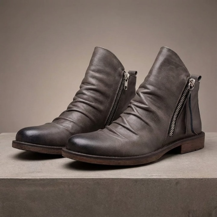 Modische Herren Chelsea Boots beim Gehen; vielseitige Schlupfstiefel für aktiven Alltag.