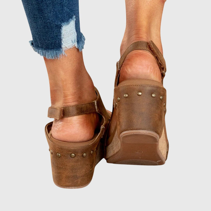 Elegante Freizeitsandalen für Damen, flach, vielseitig kombinierbar.