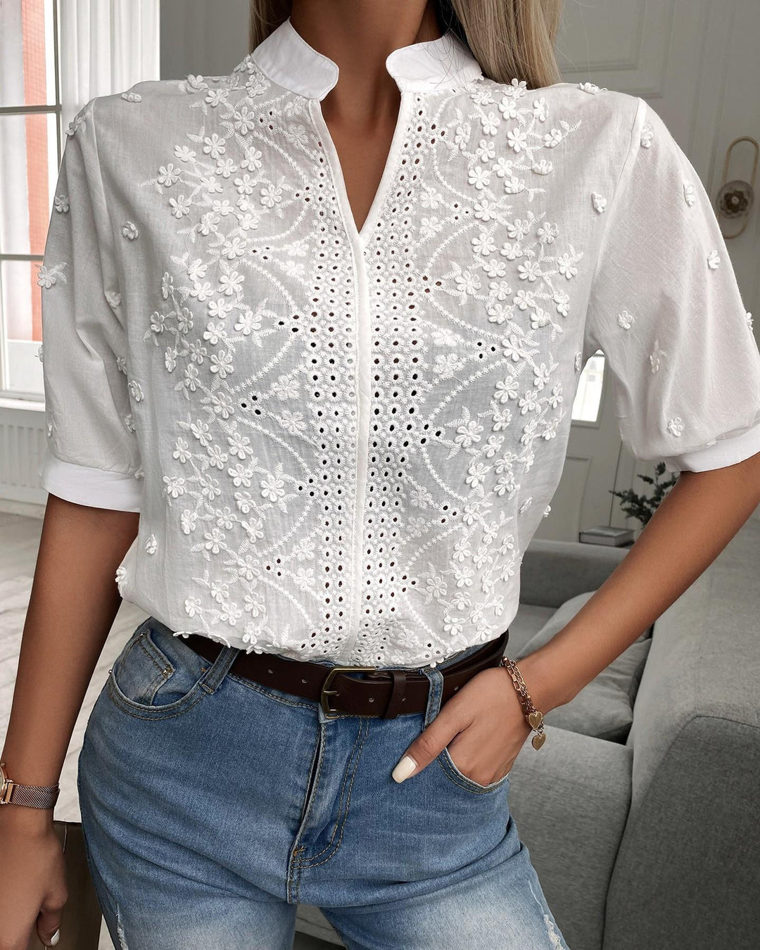 Elegante weiße Damenbluse mit V-Ausschnitt und zarter Stickerei, perfekt für Freizeit und Büro, Kurzarm.