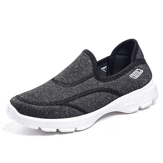 Schwarze Damen Komfortschuhe, orthopädische Slip-Ons mit Luftpolster für gesunde und bequeme Füße.