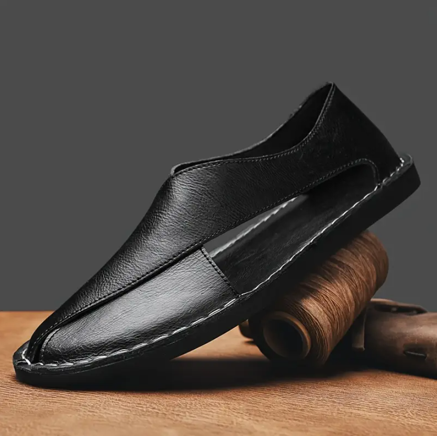 Nahaufnahme der handgenähten Details an stilvollen Herren Crossover-Sandalen, atmungsaktiv und bequem.