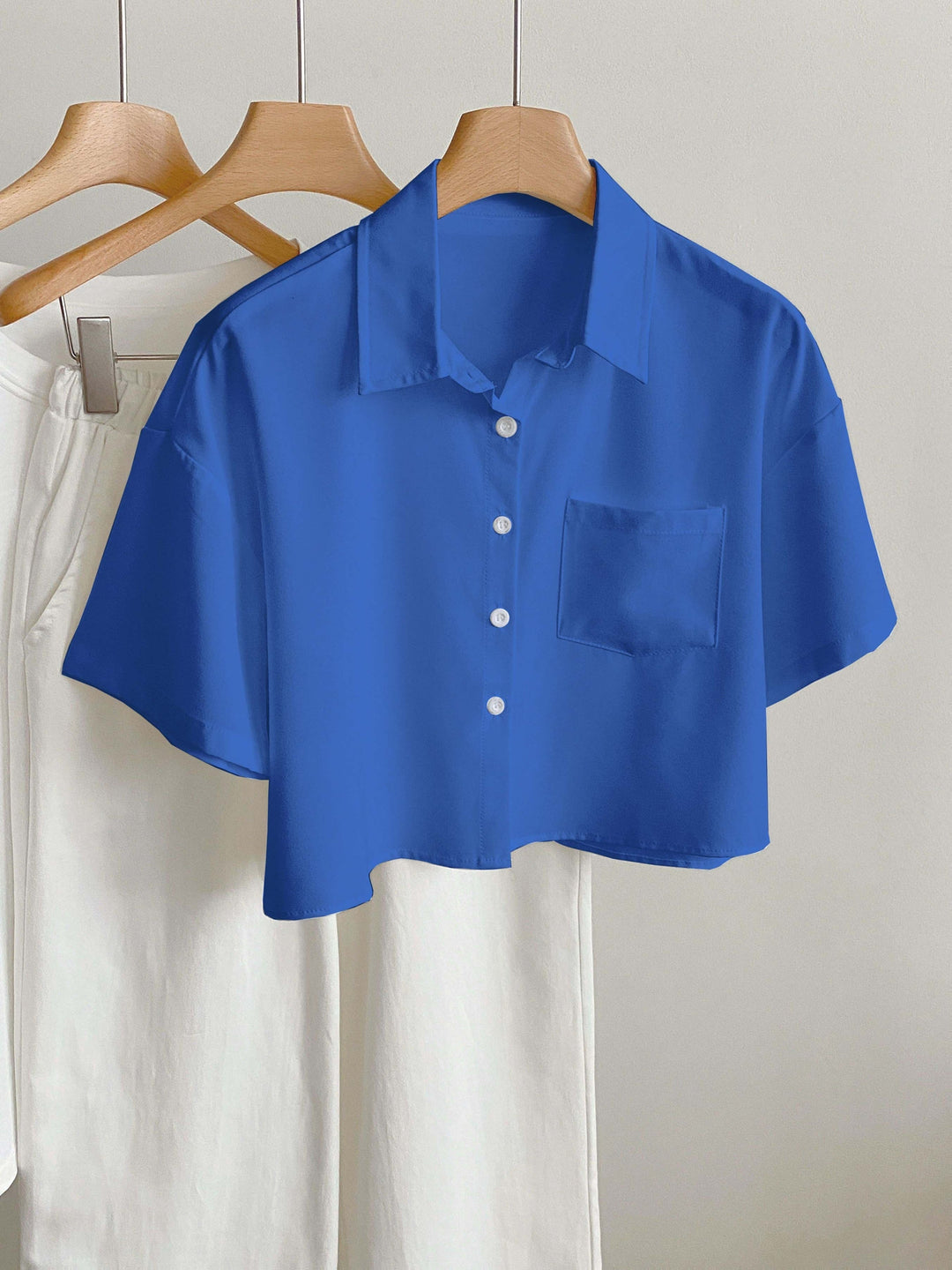 Trendige Damen Cropped Top Bluse, kurzärmlig, ideal für moderne Sommer Outfits.