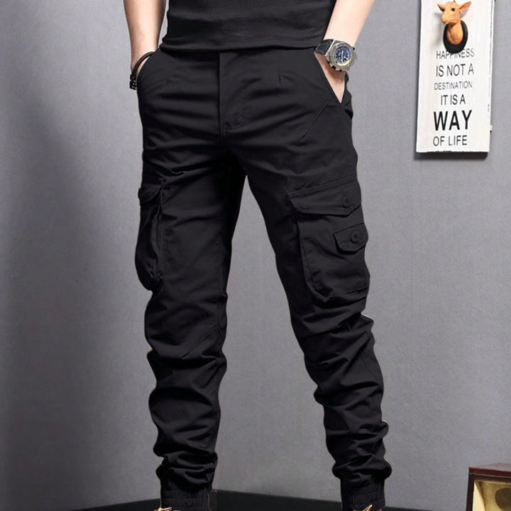 Robuste Herren Cargohose mit Kordelzug, ideal als Arbeitshose oder für Freizeitaktivitäten geeignet.