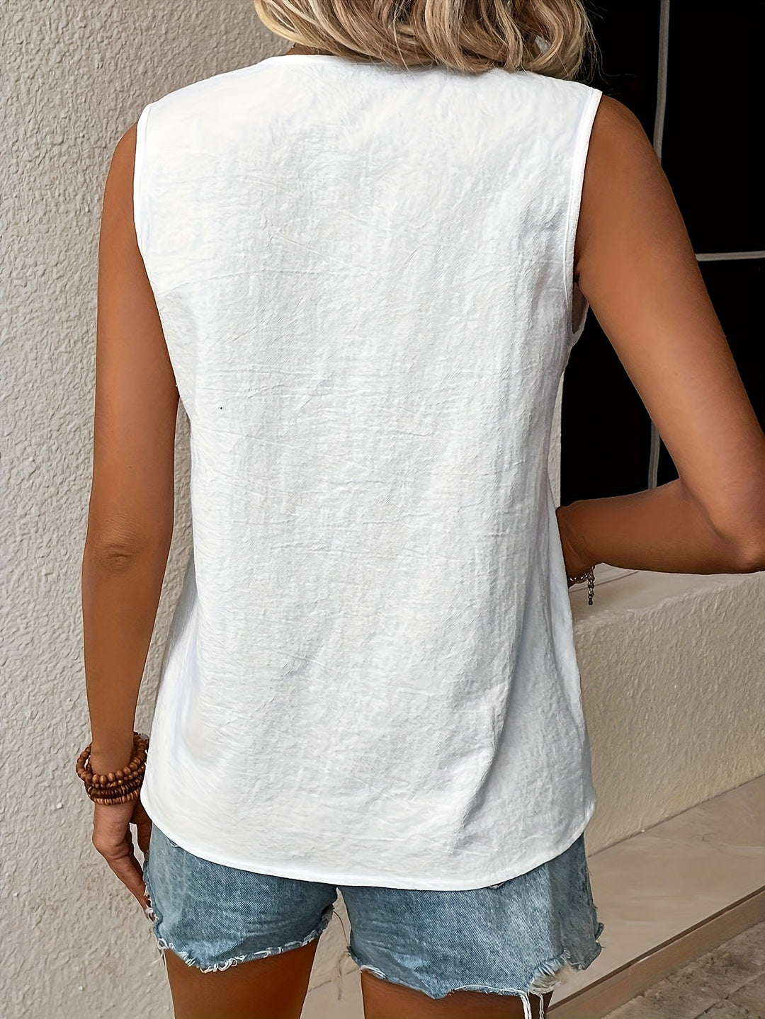 Leichtes, ärmelloses Damen Top mit V-Ausschnitt und Spitze. Bequem für Casual Sommermode.